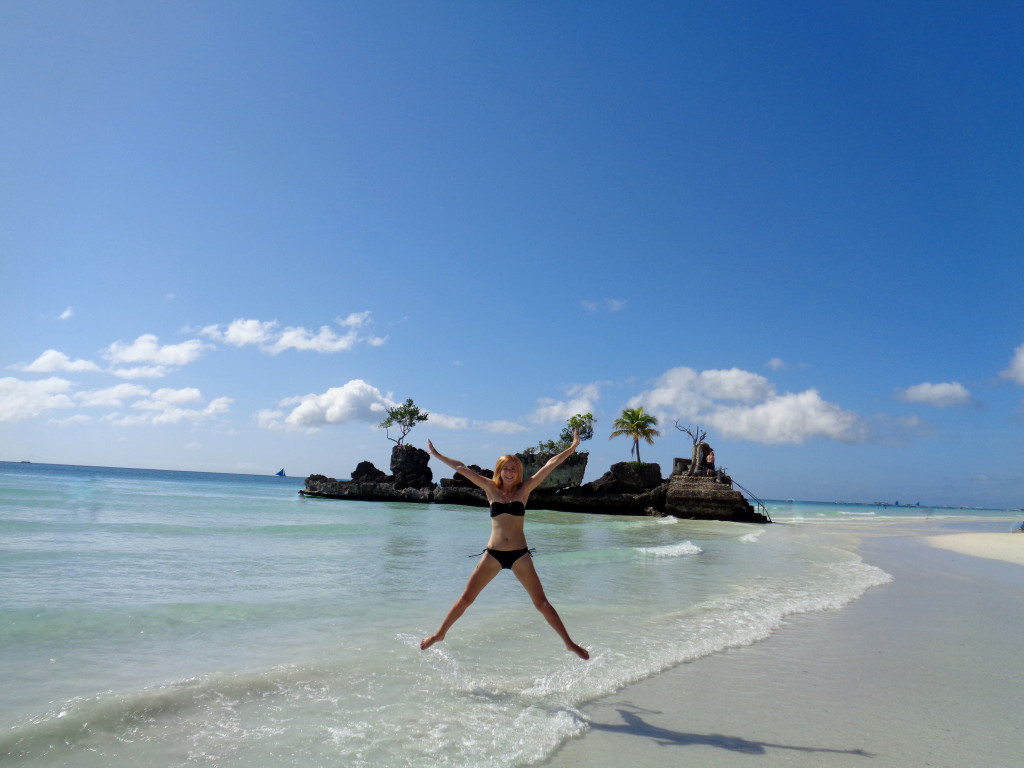 Cool photo? This is what you can see when someone removed people from the background (beach is never that empty in Boracay!)