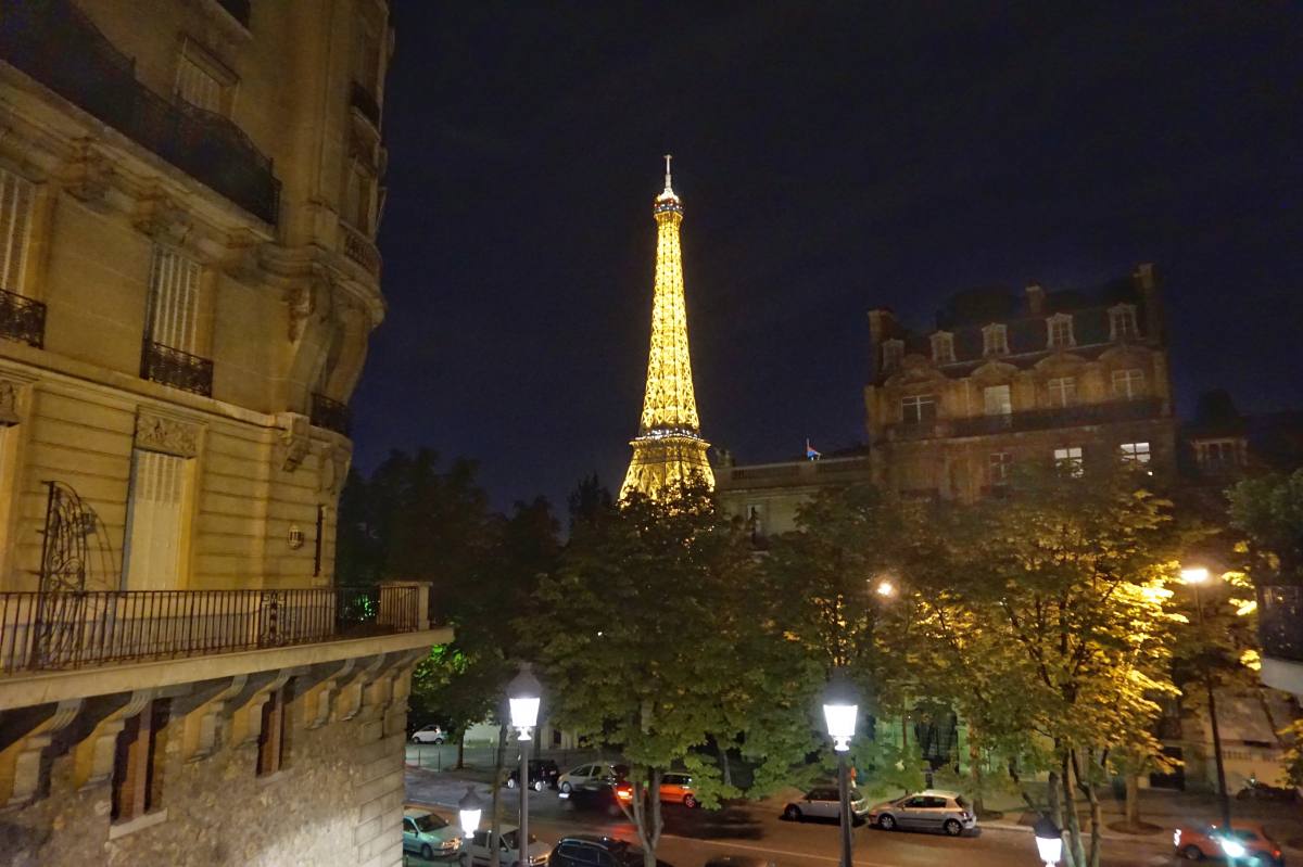 photo tour eiffel doigt