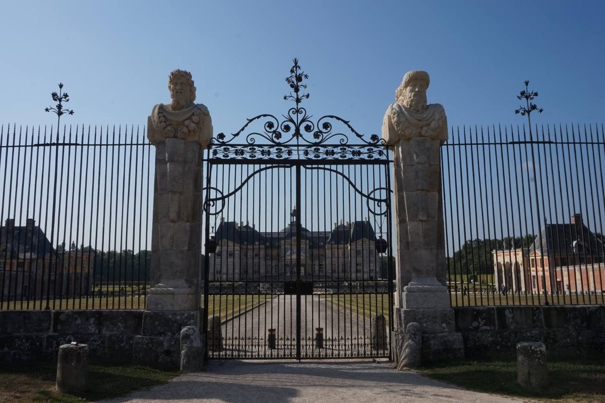 gate vaux le vicomte