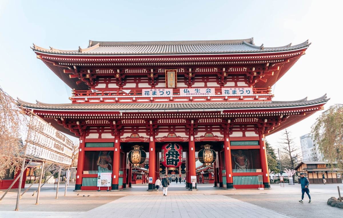 Senso-ji Temple's majestic red façade and large lanterns, a must-see in Tokyo.