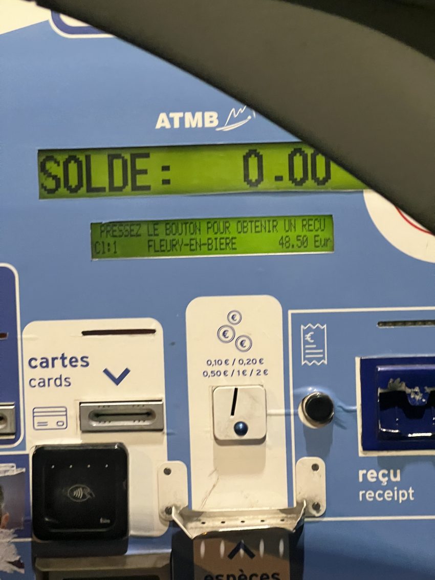 Payment terminal screen displaying a zero balance, one of the costs associated with renting a car in France