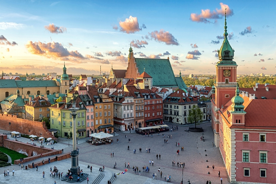 Sunset over Warsaw's Old Town Market Place, a historical and charming option for accommodations.
