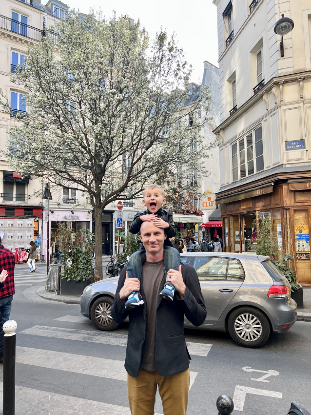 Visiting Paris with a toddler without a stroller
